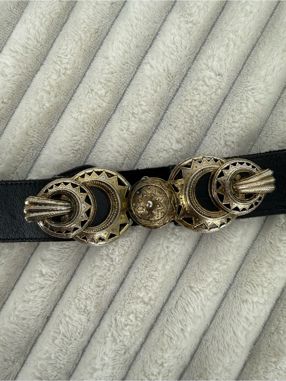 Vintage latch/waist belt with ornate medallion size small
